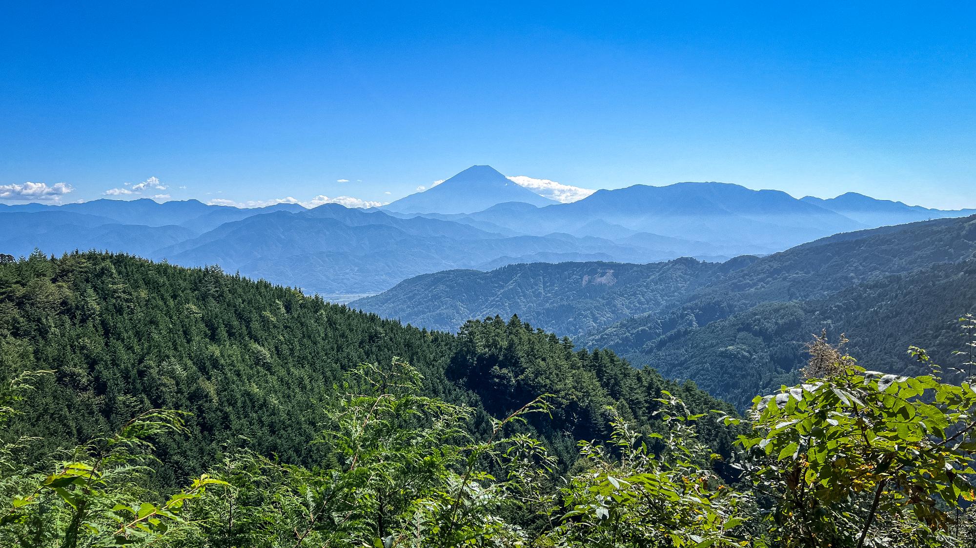 富士山の手前には御坂山塊、天子山塊