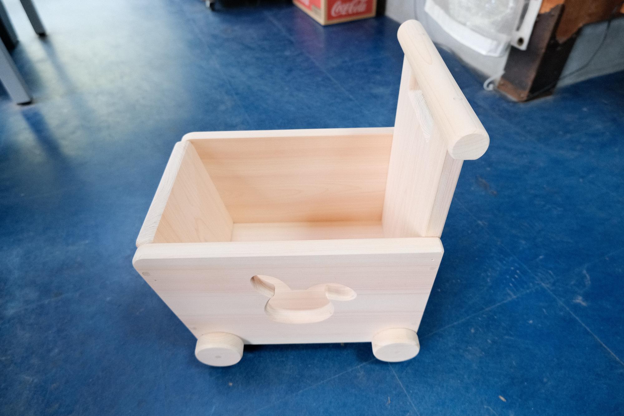 「手押し車」吉野ヒノキ製 18480円(税込)、パイン集成材 7238円(税込)＊写真は、吉野ヒノキ製