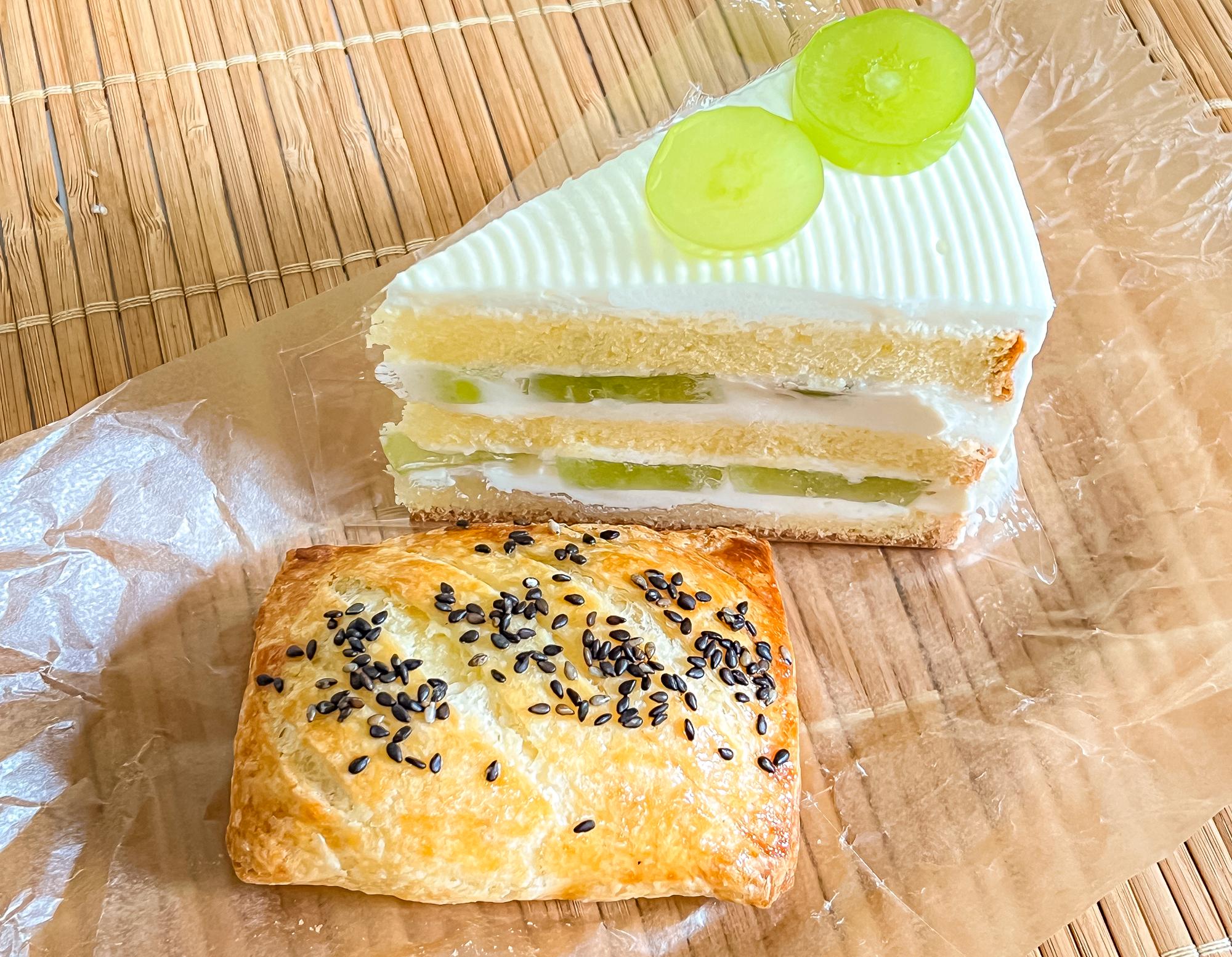 おさつパイ（¥330税込）シャインマスカットのショーケーキ（¥520税込）