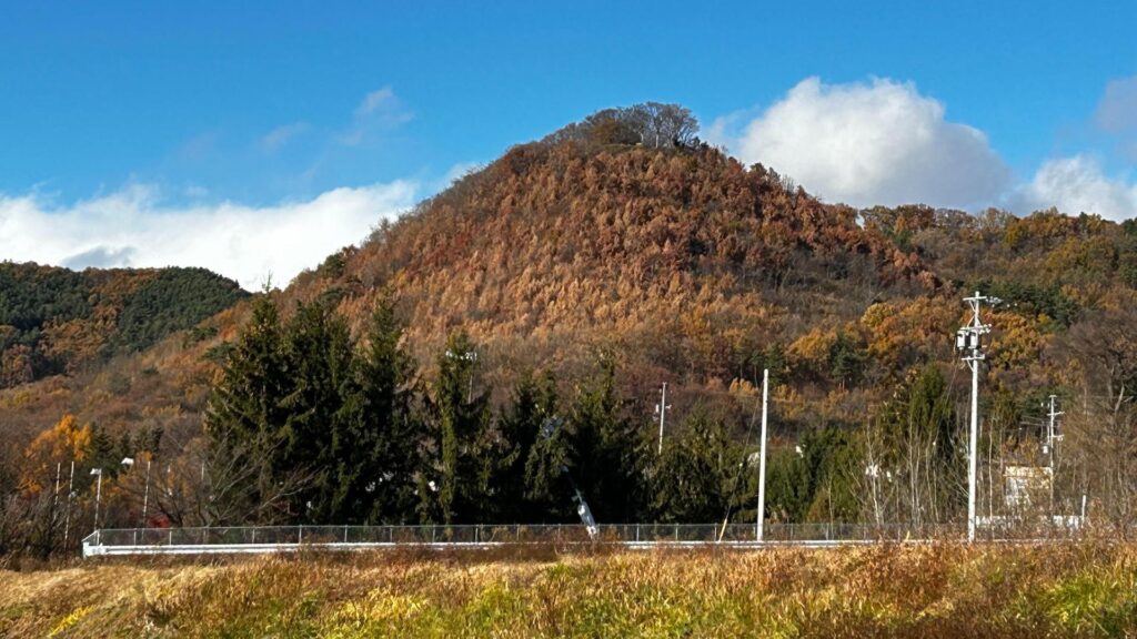 【東御市】湯の丸SAから見える「寝ぐせみたいで気になる」あの山まで 里山さんぽ