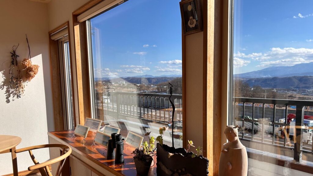 【東御市】クラフトの集合住宅！絶景カフェで浸るクリエイティブ空間『カラーボックス店の展』2/19まで