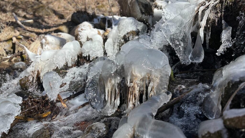 【長野県東御市】凍える絶景「標高1100mのダム湖」で見つけた氷のアート
