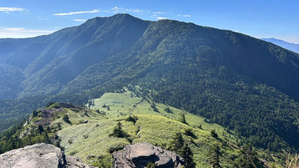 【上田市】この稜線を歩きたい！百名山・四阿山と花の根子岳へ　菅平で過ごす夏休み