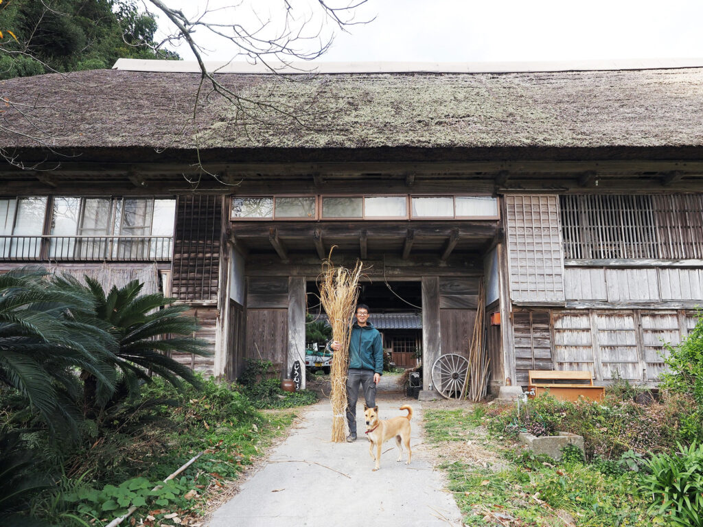百姓屋敷じろえむ15代目の稲葉陽さんと、看板犬のむぎ