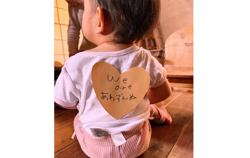 手縫いで衣をつくる「あわずんぬ」　写真提供：あわずんぬ