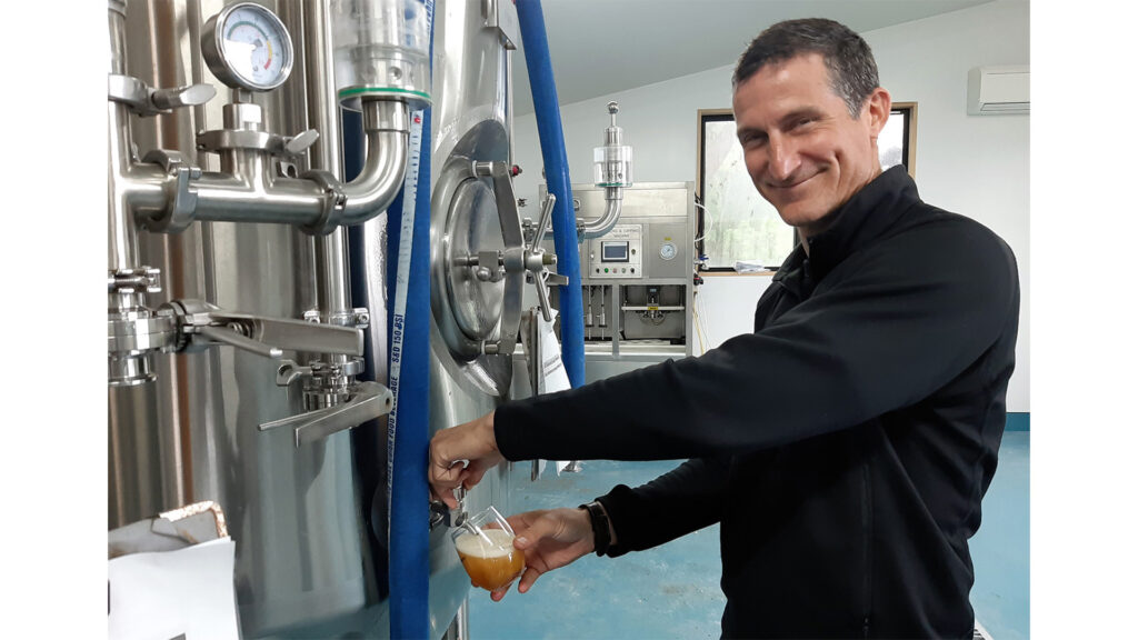 出来立てのビールをグラスに注ぐフィリップさん