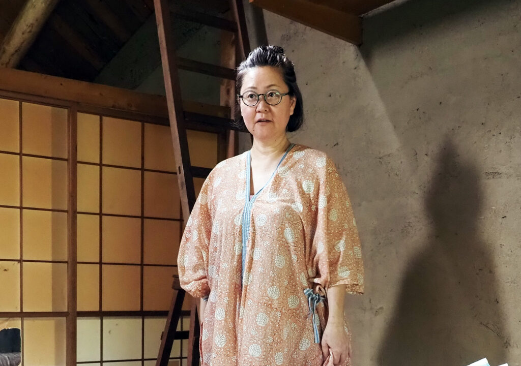 前空きの上着から、チュニックに進化させた手縫いの服を着たひろこさん