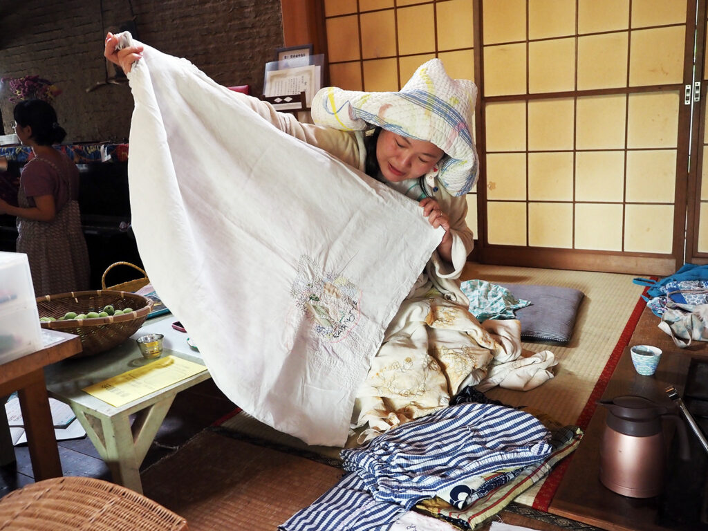 100年以上前の手縫いアンティーク服を手直ししながら楽しんでいるパットさん