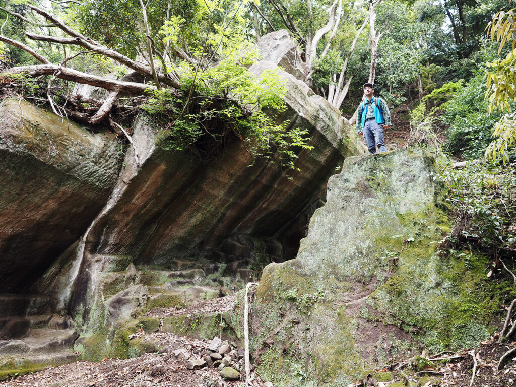 鋸山中腹にある石切り場跡