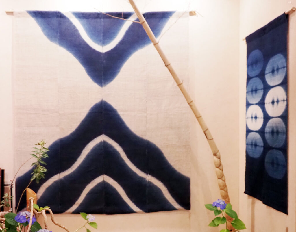 「田中賢二・藍子　藍の世界　天然灰汁発酵建」の展示作品