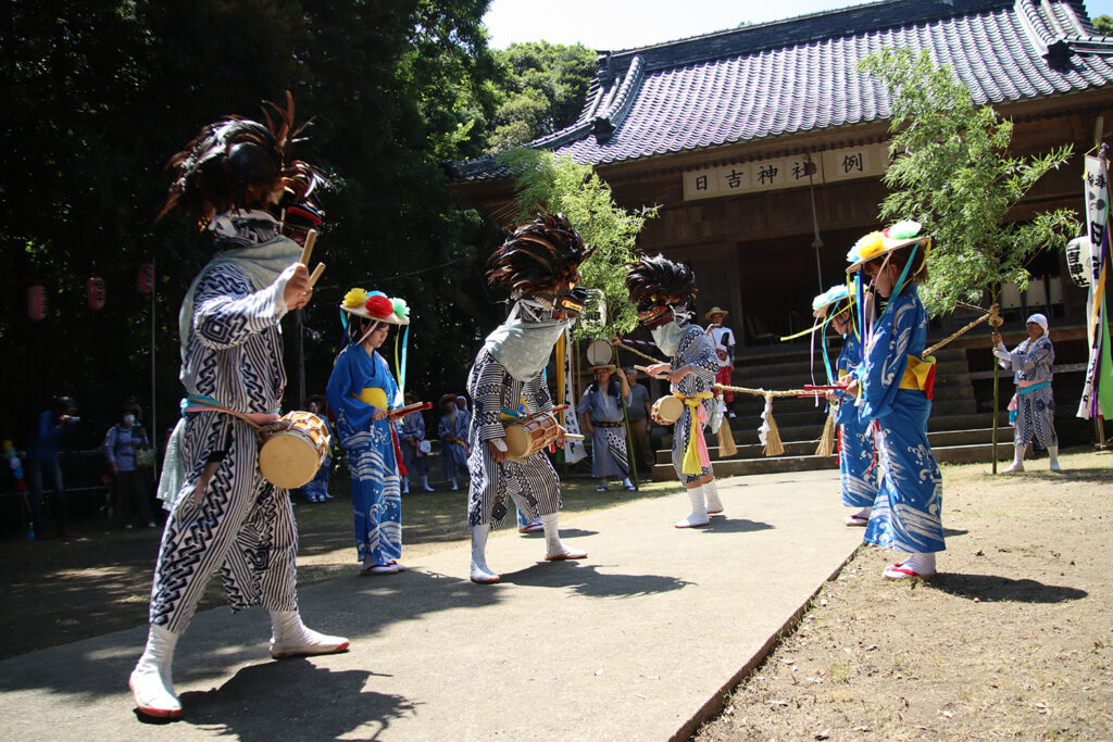 神余日吉神社で奉納された去年のかっこ舞　写真提供：神余かっこ舞保存会