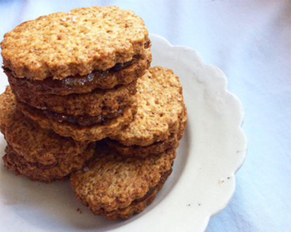 摘果ミカンジャムがサンドされたクッキー