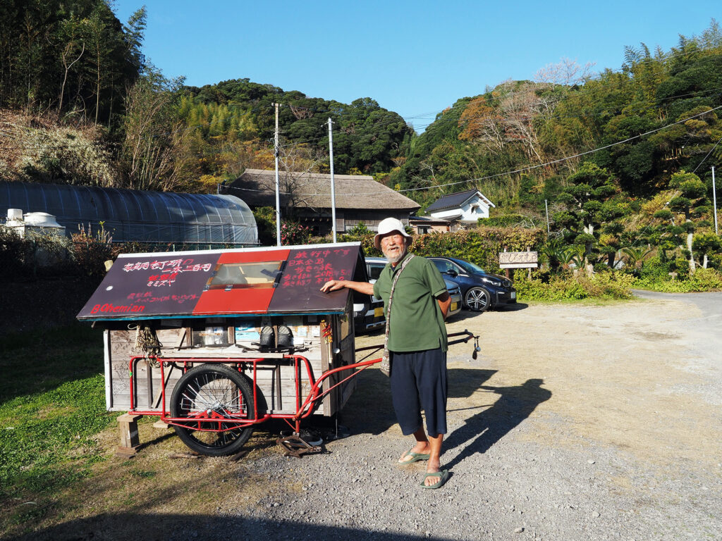 モバイルハウスのリヤカーを引いて旅を続けている佐藤晴志（はるじ）さん