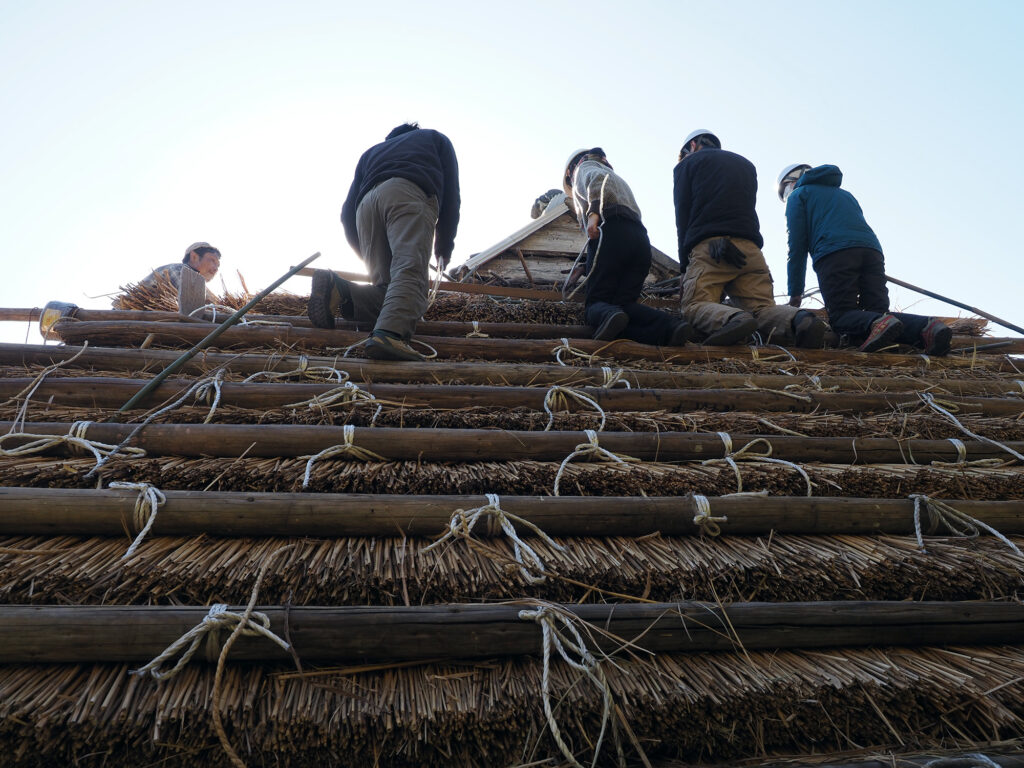ゴンジロウのかやの葺き替えワークショップの様子