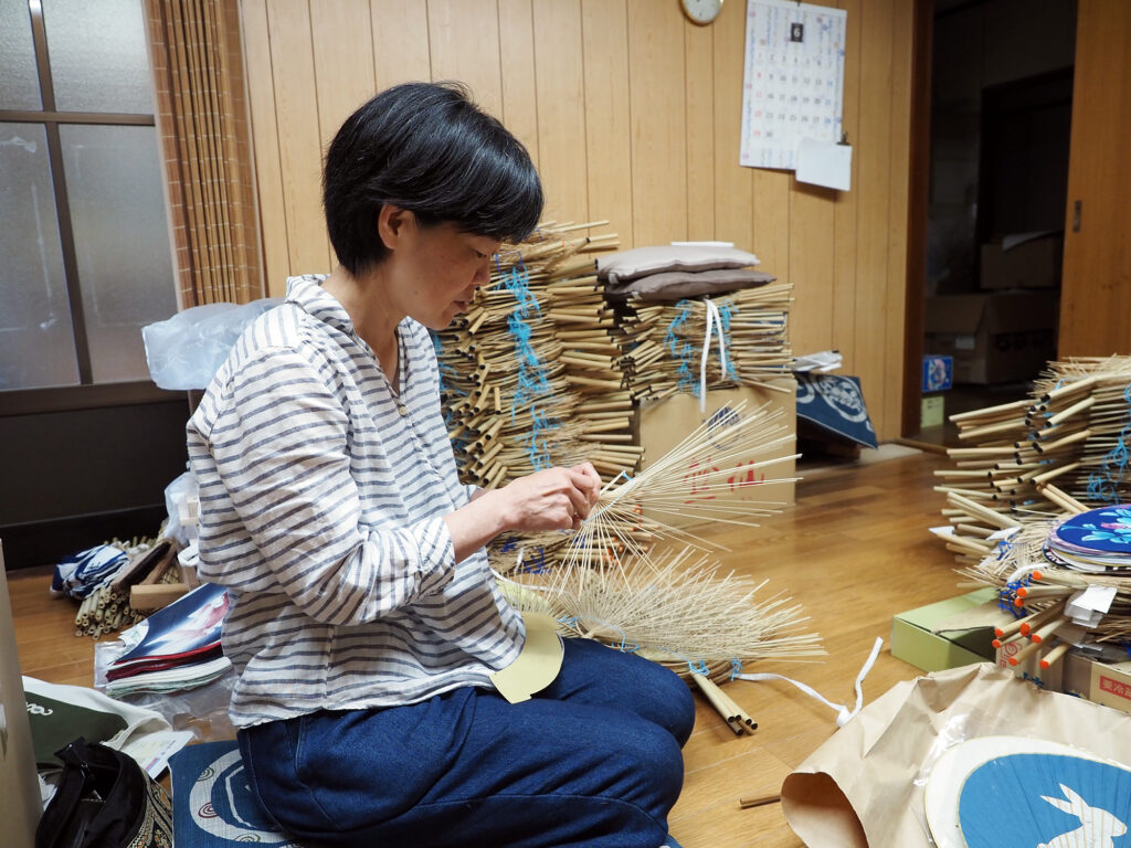 房州うちわ認定職人の吉良明美さん