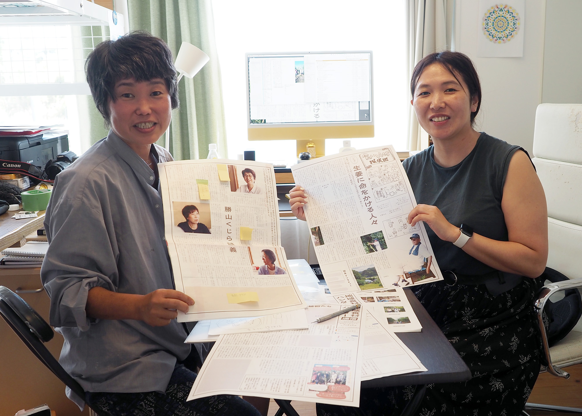 紙面作りに励む三浦幸子さん（左）とアキヨシアイさん（左）