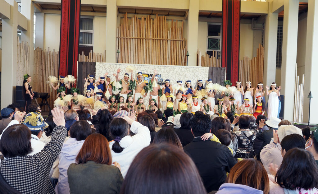 ステージと会場が一体になって手を振りあう