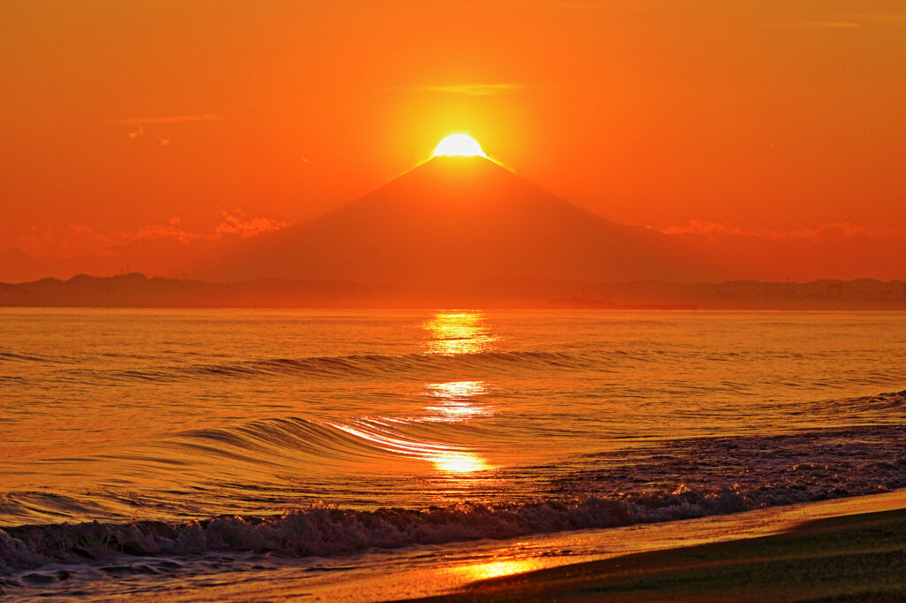 富津布引海岸からのダイヤモンド富士　写真提供：小宮晃