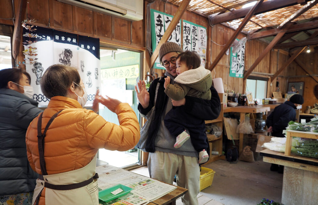 新鮮な野菜やおいしいお酒を求めて、ふれあい神余の里マルシェにくる地域住民