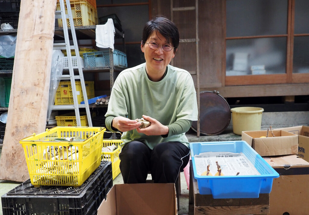 一つ一つ手作業で袋からびわを取り出す山木さん