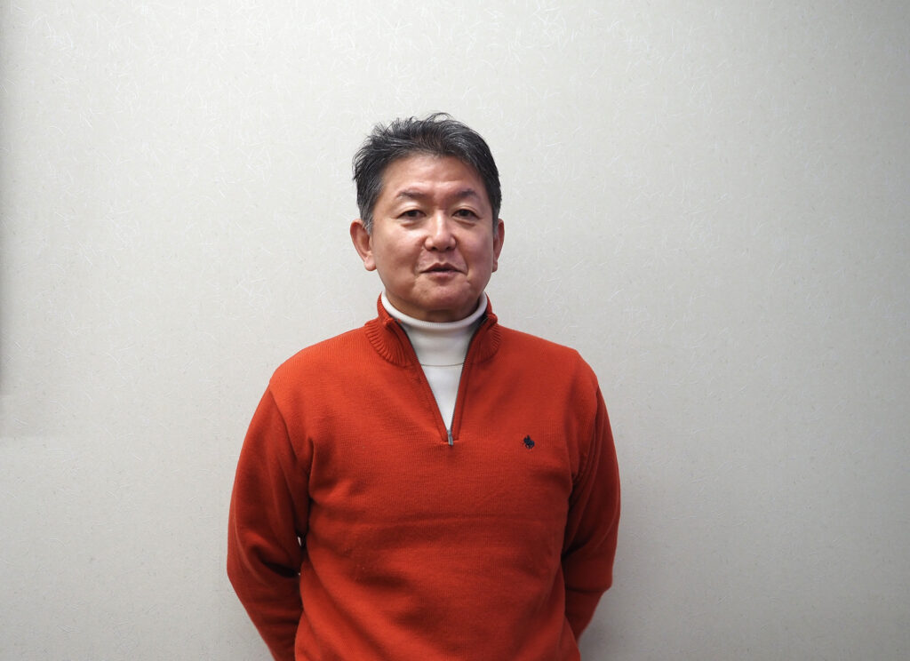 房日新聞編集長、斎藤大宙さん