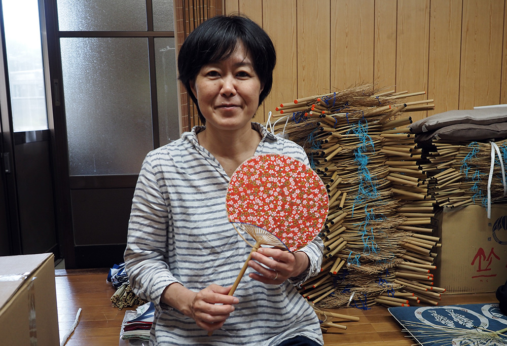房州うちわ認定職人の吉良明美さん