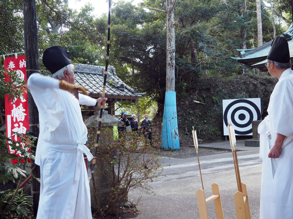 八
幡神社の御神的（おまと）神事