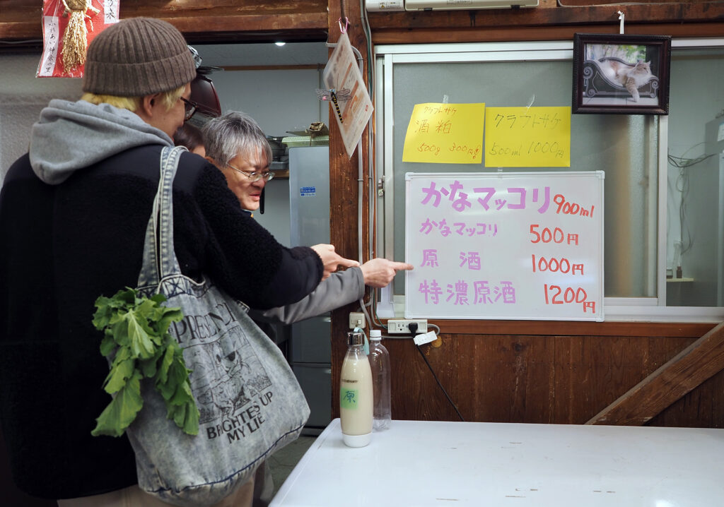 ふれあい神余の里マルシェで、量り売りのお酒を購入するお客