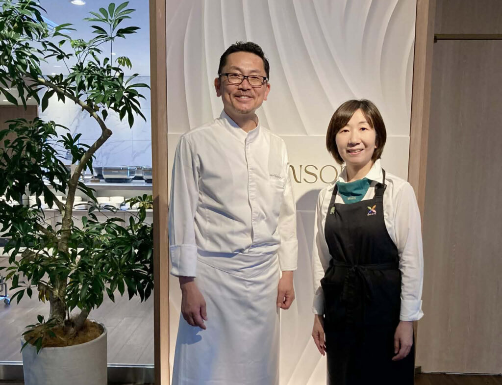 中田伊佐雄総料理長と野菜ソムリエ安西理栄さん 写真提供:グランドメルキュール南房総リゾート&スパ