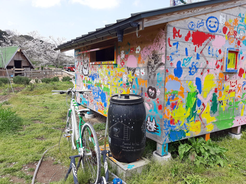 自
転車を漕ぐと雨水がスプリンクラーになって水を撒ける仕組み　※2025年4/13現在故障中