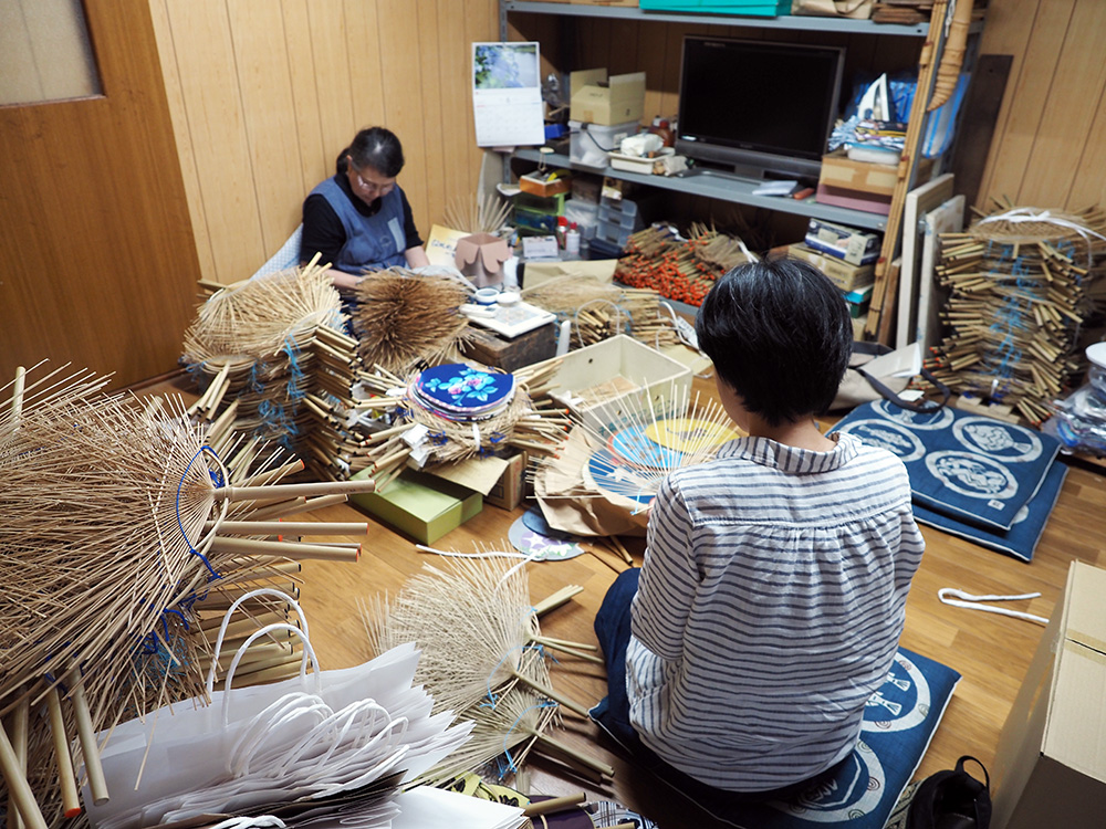 工房で作業をする太田さんと吉良さん