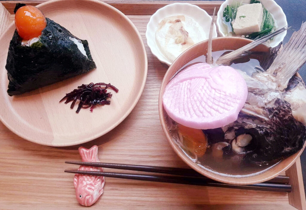 鯛あら汁、おにぎり並、小皿2品、お新香が付いた「てぇじる＆おにぎり定食」
