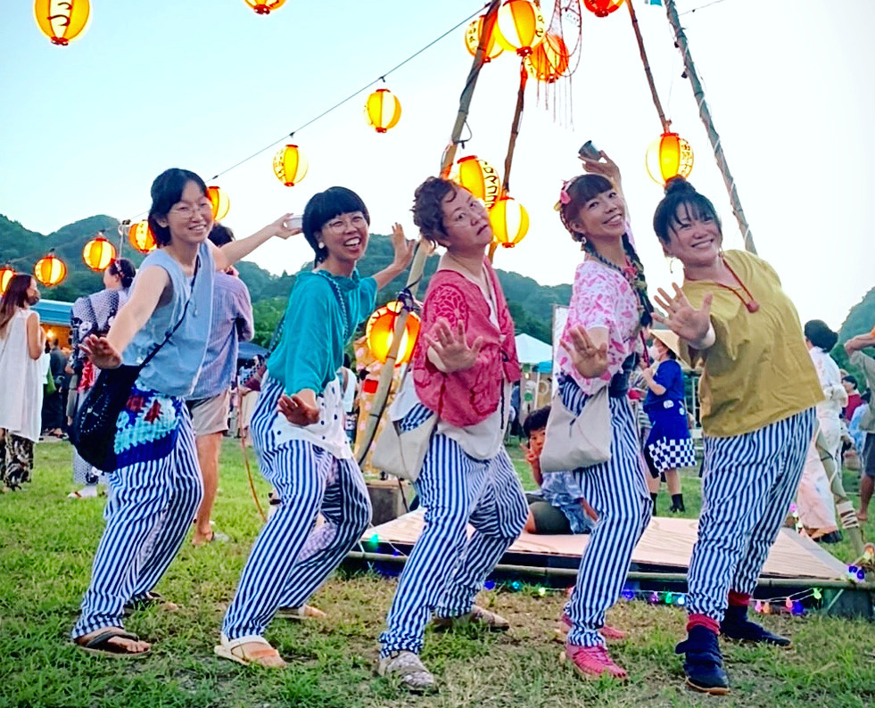 お揃いの生地でつくったパンツを履いて、地域の盆踊りに参加したあわずんぬ 写真提供:あわずんぬ