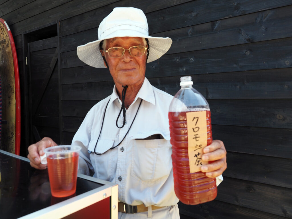 里
山
のクロモジ茶を振る舞う、安馬谷里山研究会横山武会長