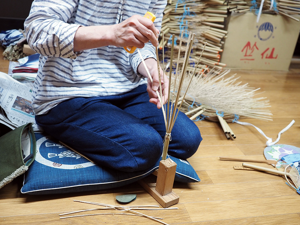 割き台を使って作業をする吉良さん