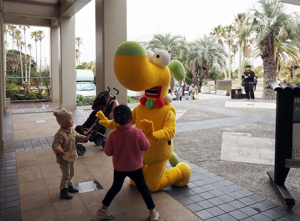館山市のマスコットキャラクター「ダッペエ」と遊ぶ子どもたち