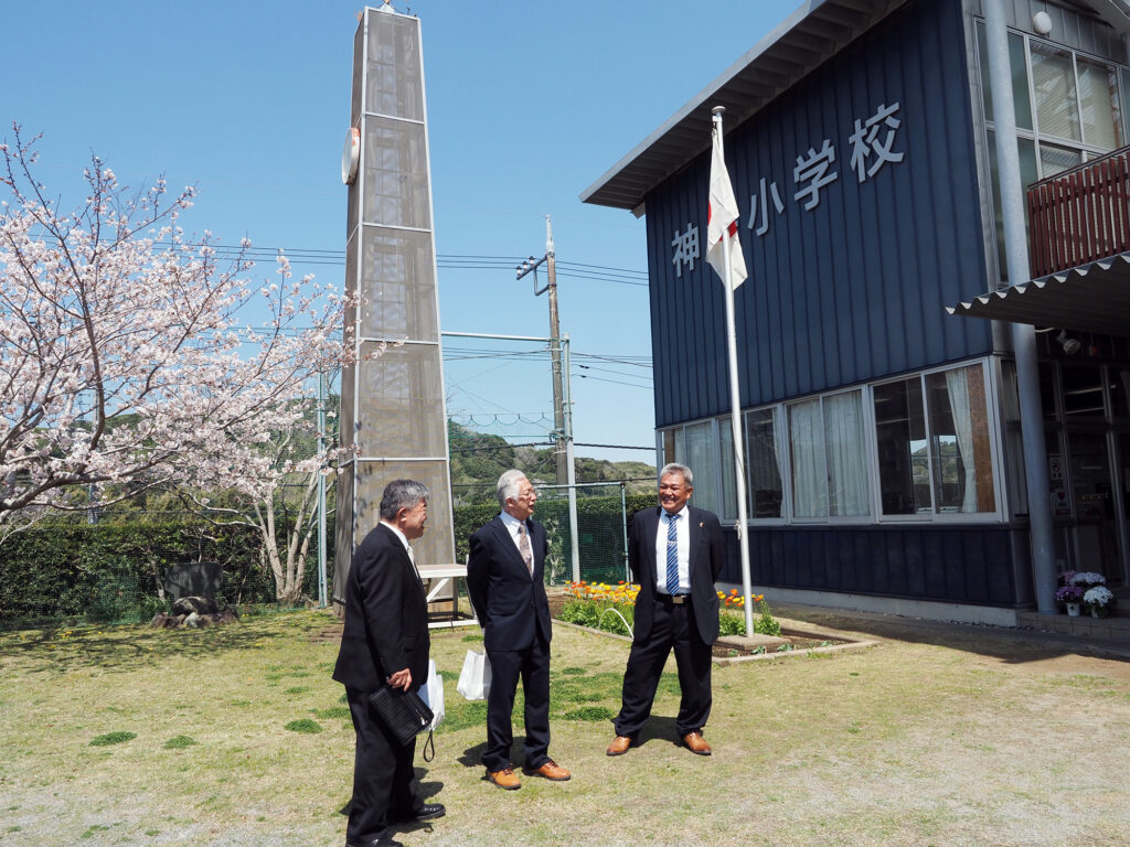 神余小学校の卒業生たち