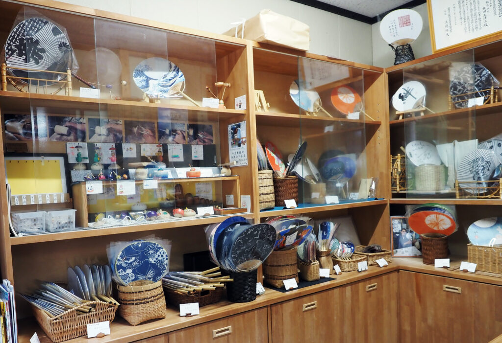 工房の横にある展示販売スペースには太田さん夫妻の作品が並んでいる