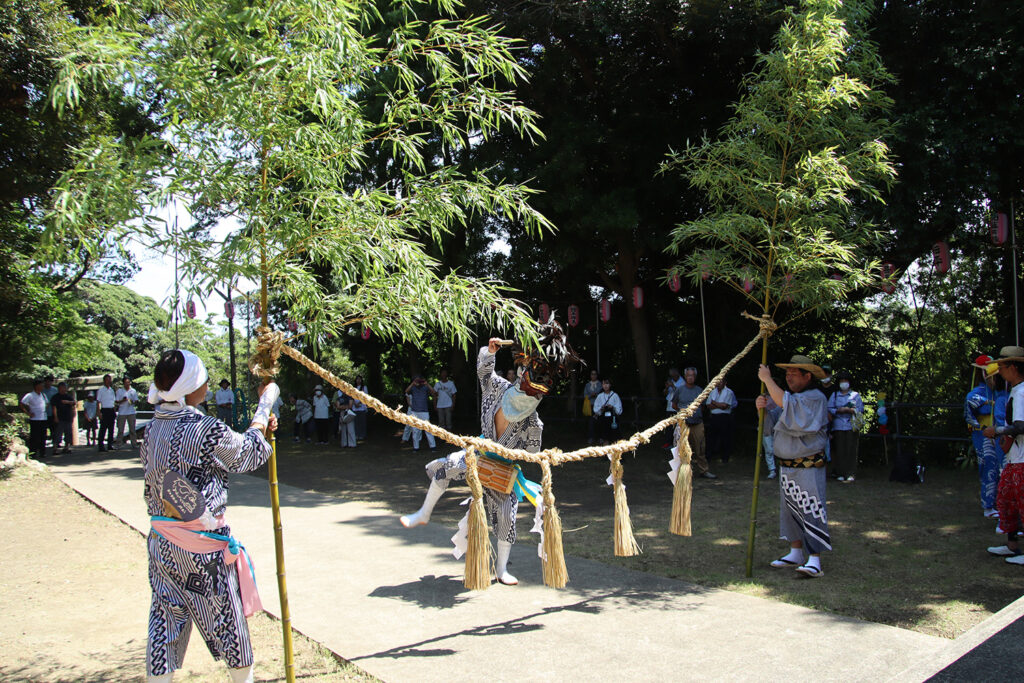 去年の、日吉神社境内でのかっこ舞奉納　写真提供：神余かっこ舞保存会