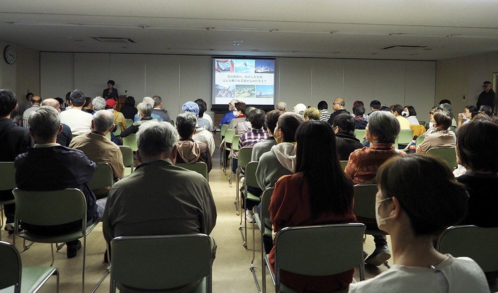多くの来場者の前で語る、「鴨川自然と結いの会」代表の大久保具美さん