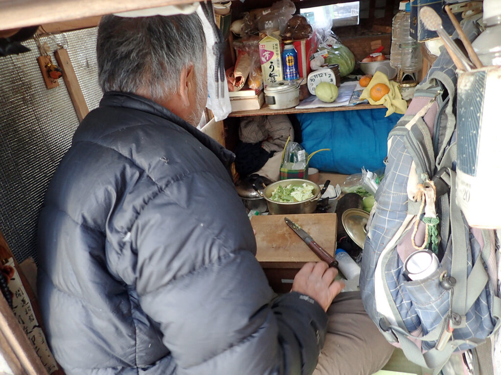 野菜の煮込みを調理中