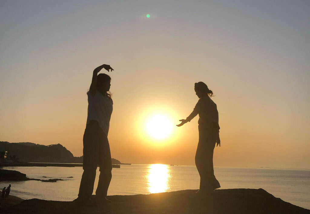 見物海岸から見る夕日　写真提供：Leaf & Root