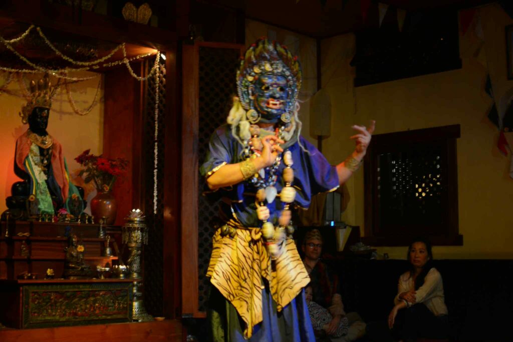 ネパール伝統の行舞チャルヤー・ヌリテャ　写真提供：岡本真宥尼僧