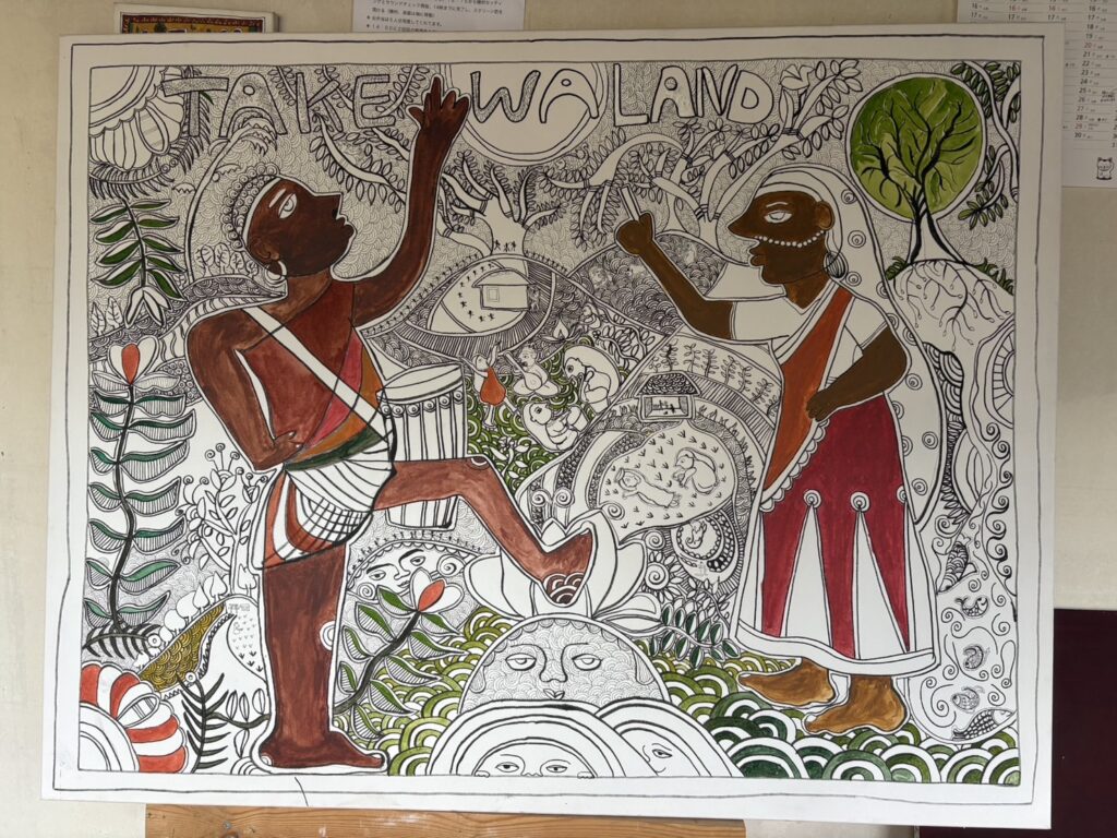 山のおへそのなるみさんが描くミティラー画　写真提供：たけわらんど