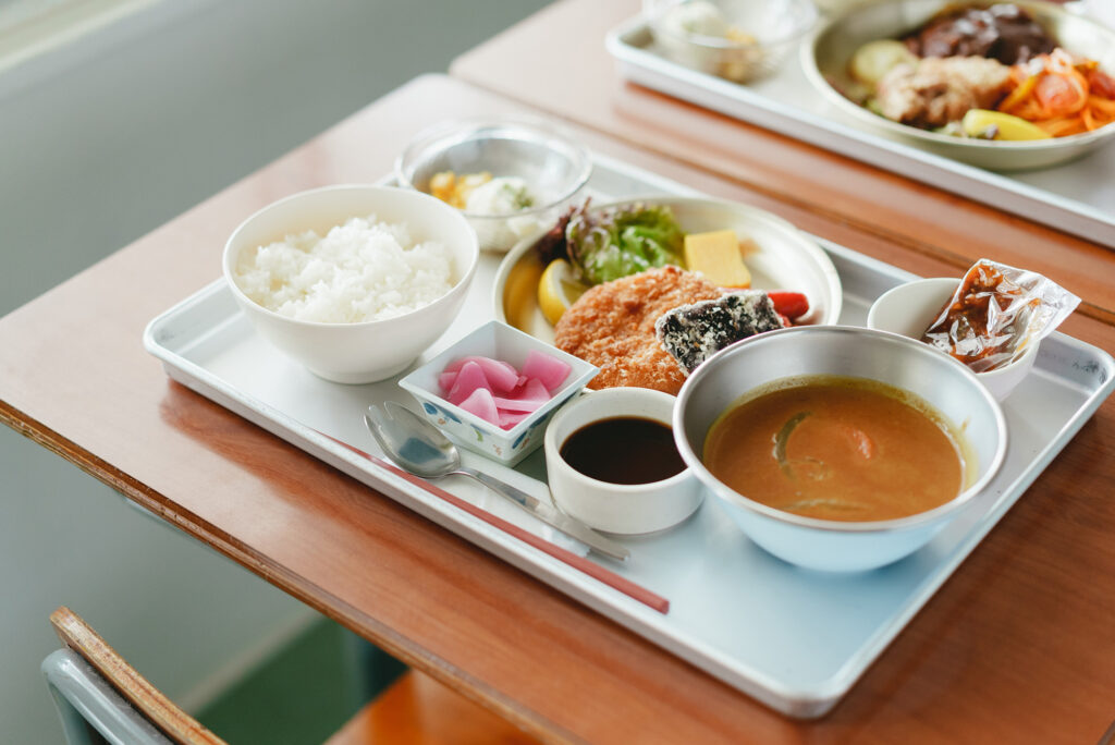 里山食堂で提供される「保田小給食」　写真提供：道の駅保田小学校