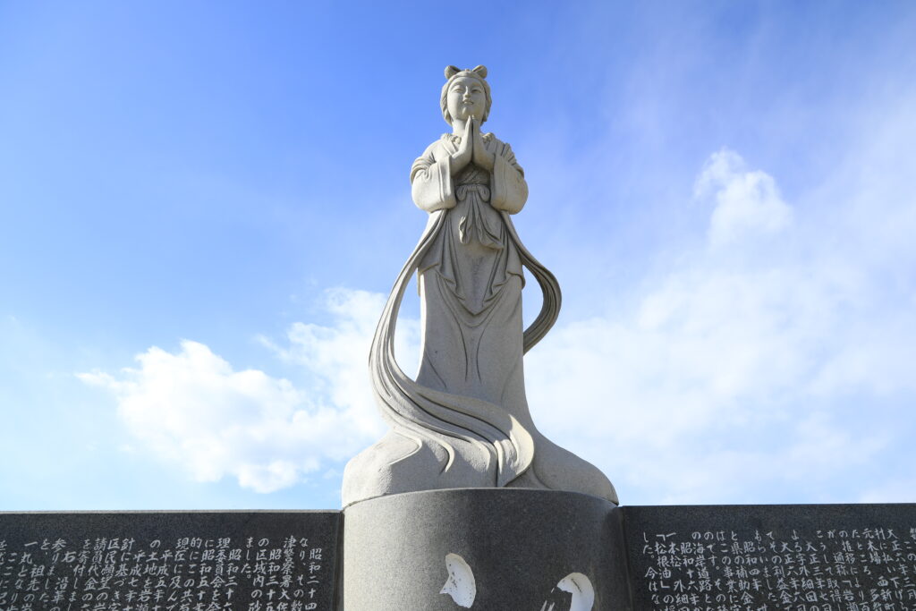 富津市岩瀬海岸にある「弟橘媛」像　写真提供：茂木健一