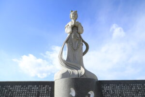 富津市岩瀬海岸にある「弟橘媛」像　写真提供：茂木健一