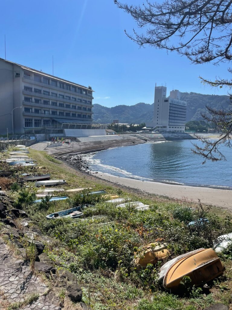伊豆まつざき荘前の海岸